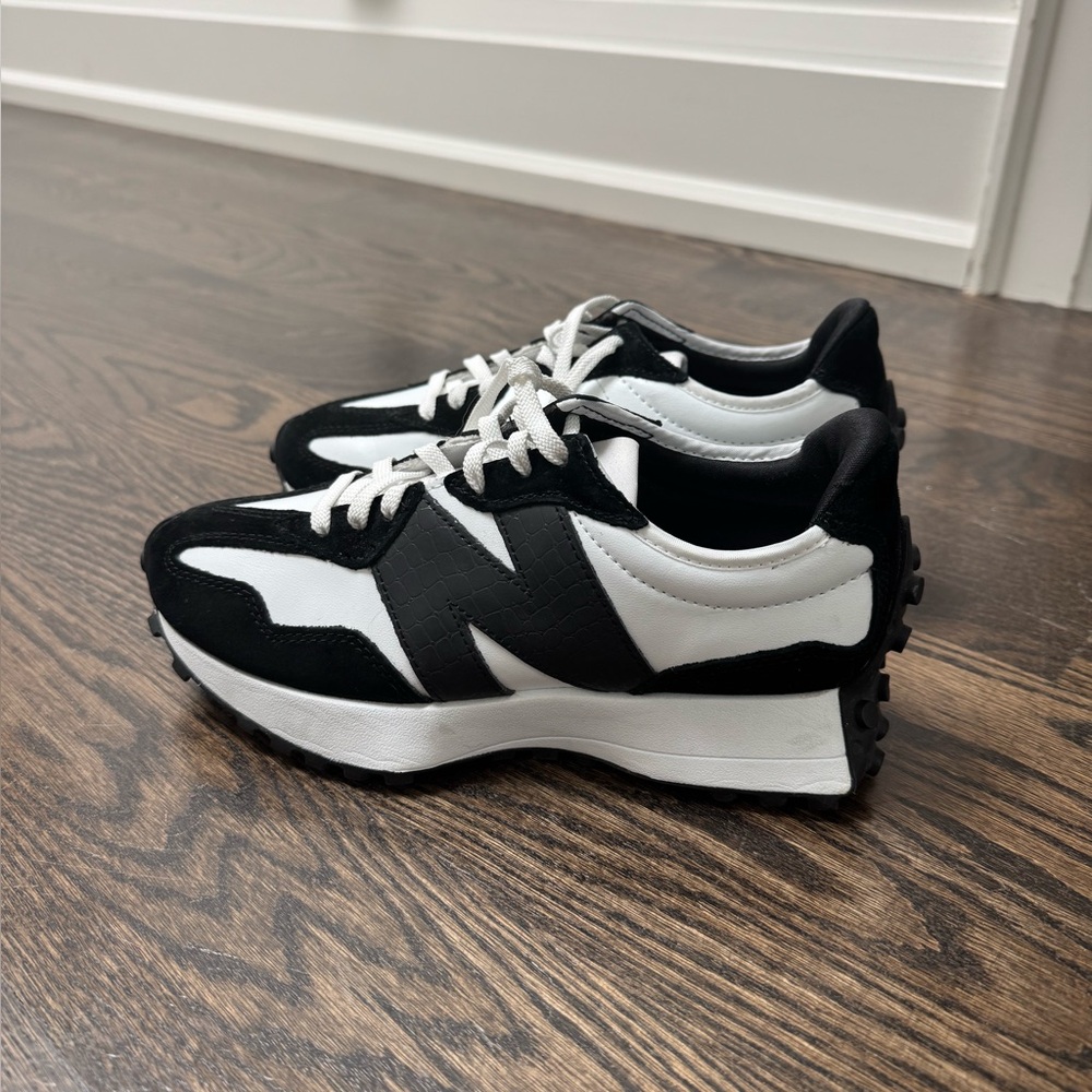New Balance 327 Sneakers, size 37